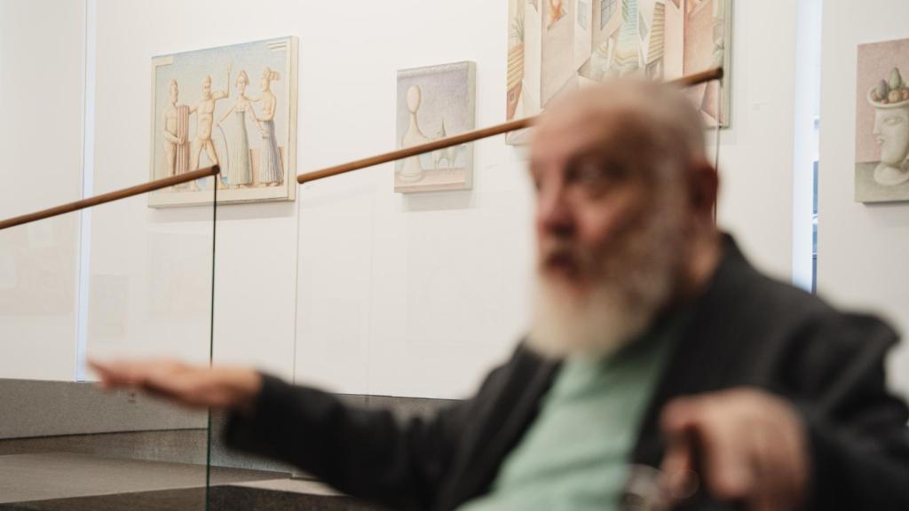 El artista en la exposición durante la entrevista