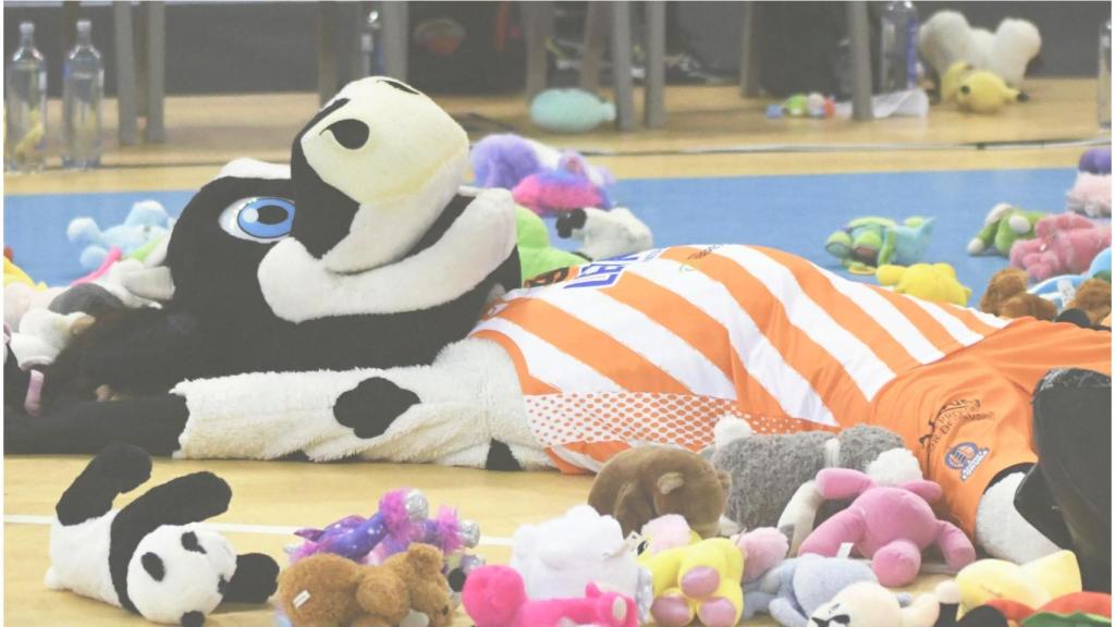 Una de las lluvias de peluches de Leyma Coruña