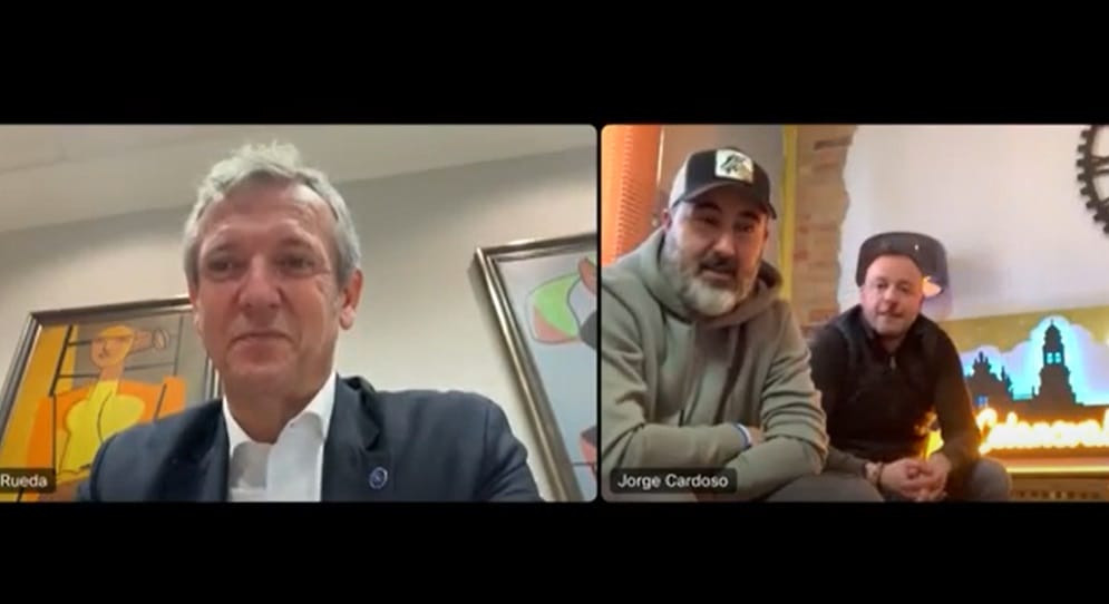 Alfonso Rueda en una conexión con dos de los celanoveses que promueven la campaña de apoyo.