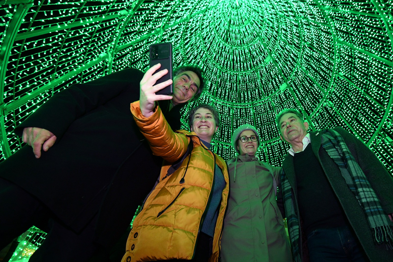 Un momento para hacerse selfis bajo el árbol. Foto: Concello de Pontevedra