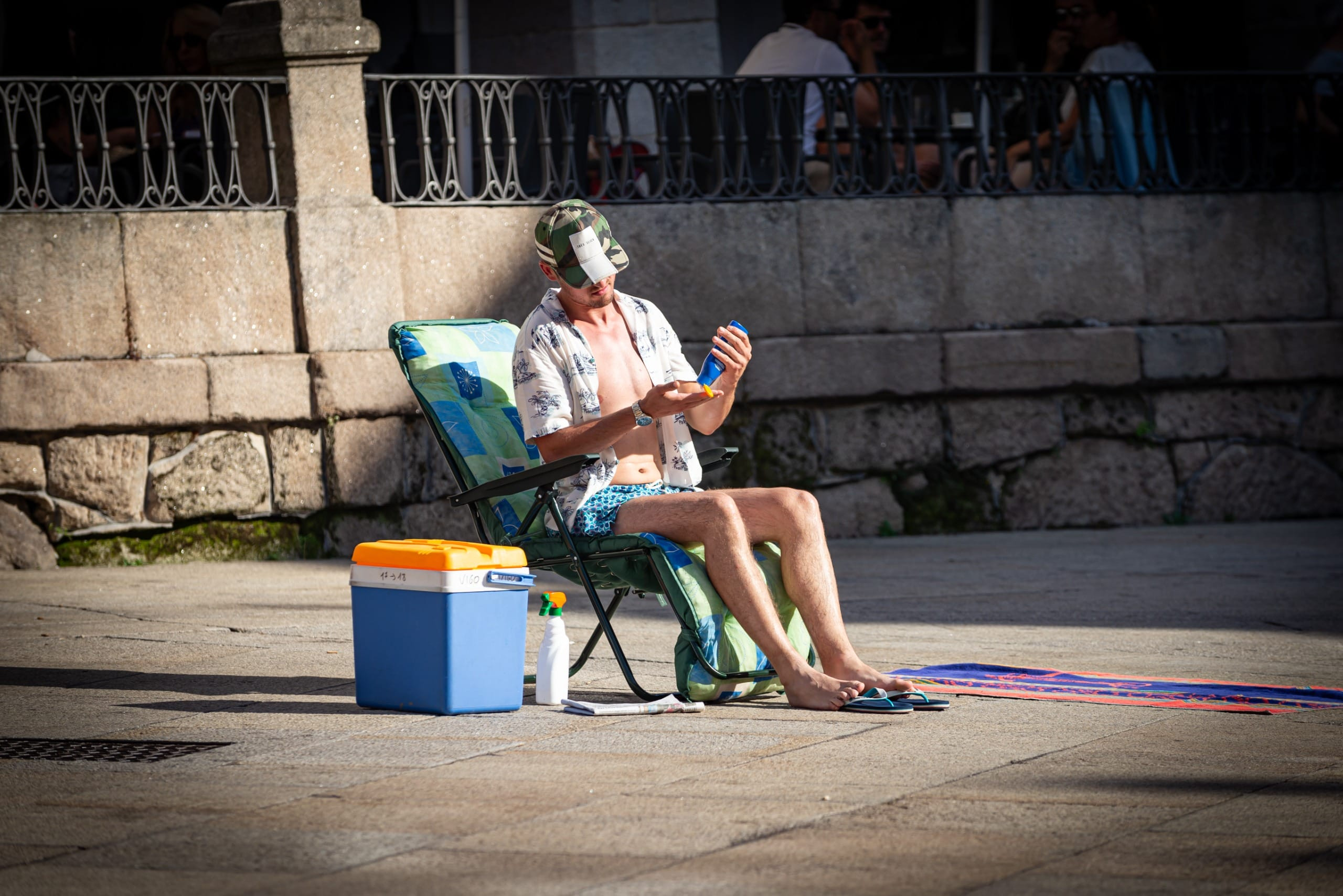 El Gallego tomando el sol en plena Praza Maior ourensana. Foto: Cedida