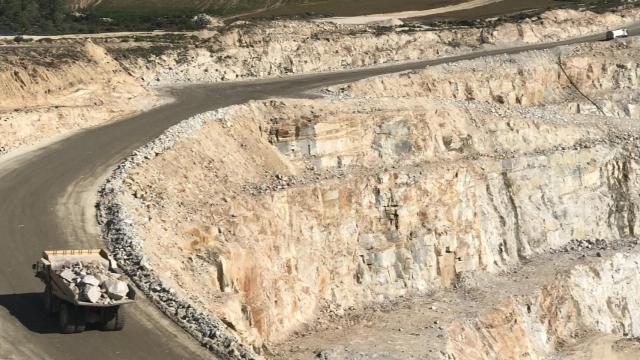 Un camión transporta material de la mina de Saloro en Salamanca