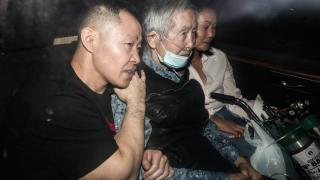 El expresidente peruano Alberto Fujimori, acompañado de sus hijos Keiko y Kenji Fujimori a la salida de la cárcel.