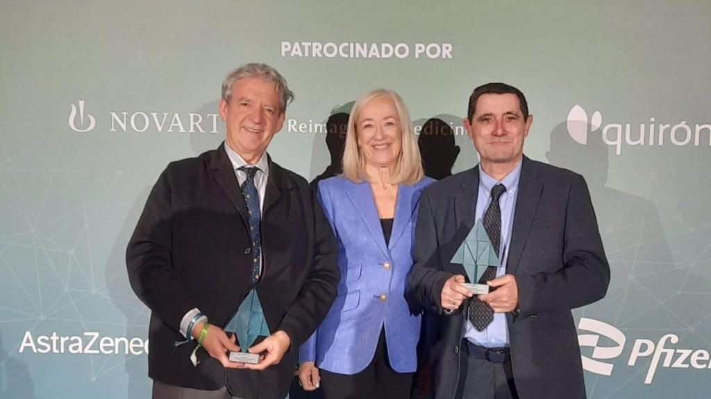Javier de Toro, del servicio de reumatología del Chuac; Estrella López, gerente del Sergas; Juan Antonio Juanes, de la Facultad de Medicina de la Universidad de Salamanca, recogiendo el premio Ennova Health 2023