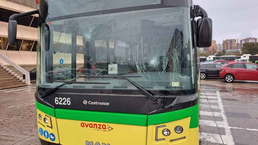 Autobús de Vitrasa con impactos en el parabrisas tras el lanzamiento de piedras esta madrugada.