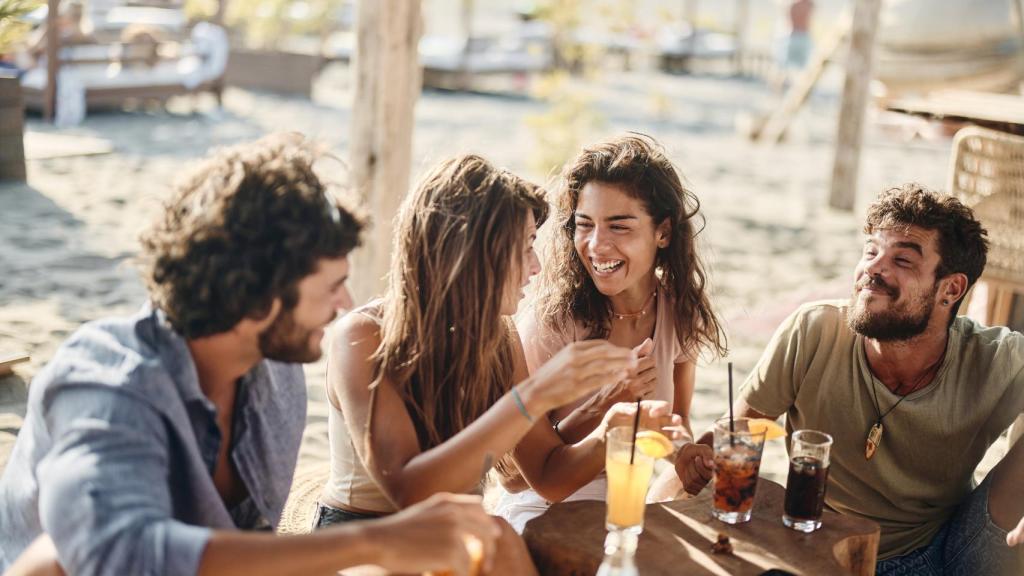 Unos amigos disfrutan de un momento de diversión.