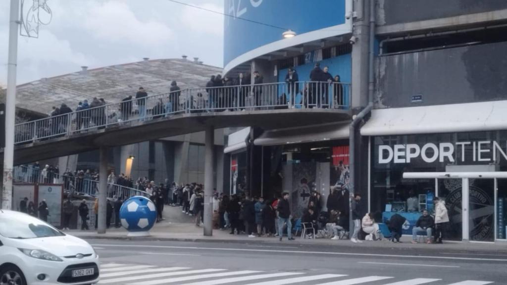 Colas en la tienda del Dépor para conseguir la camiseta.