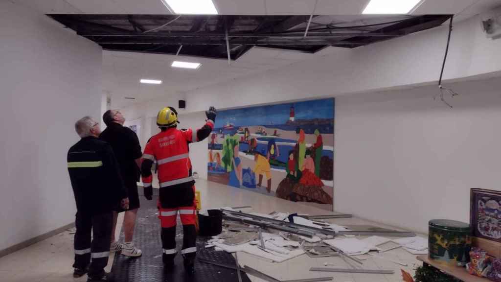 Operarios revisan el techo del mercado de Sanxenxo.