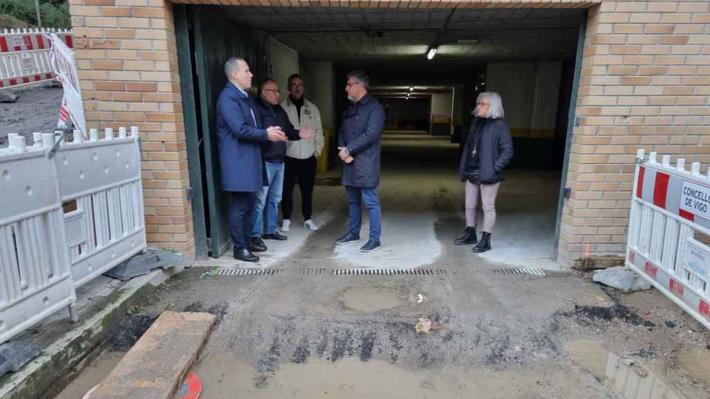 Los concejales populares Fernando G. Abeijón y Miguel Martín con los vecinos de la calle Aragón.
