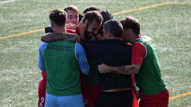 Los jugadores del Hércules celebran con el banquillo uno de los goles ante la Peña Deportiva.