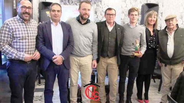 El torero Borja Jiménez flanqueado por la organización del cocido-taurino