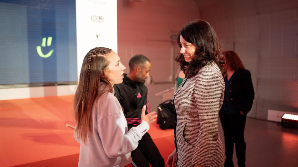 Mamen Vázquez, directora general de EL ESPAÑOL, conversa con Laura Luengo, en la presentación de la Nationale Nederlanden-San Silvestre Vallecana