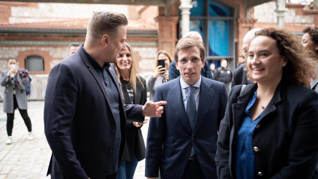 Alex Bogman, CSO y subdirector general de Nationale-Nederlanden; José Luis Martínez Almeida, Alcalde de Madrid; y Patricia Sabugueiro, presidenta de la Agrupación Deportiva San Silvestre Vallecana