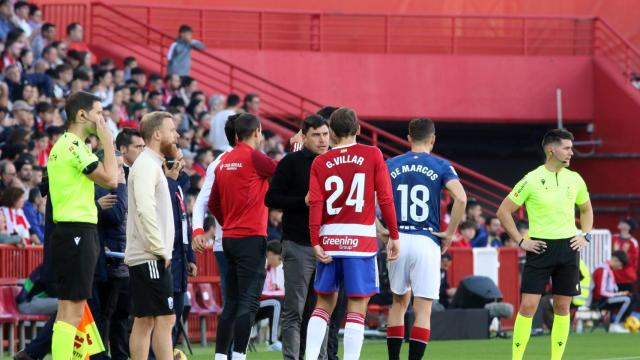 Momento de  la interrupción del Granada - Athletic por el infarto de un aficionado