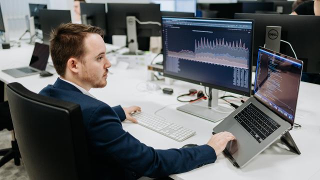 Informático en las instalaciones de Mercadona. EE