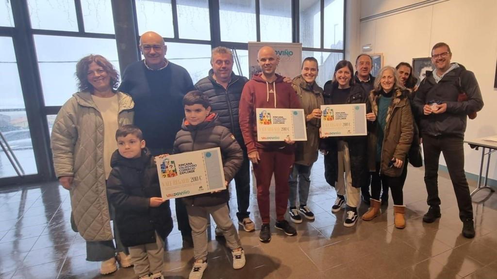 Parejas ganadoras en la yincana para promover el comercio local junto al alcalde, Alberto González