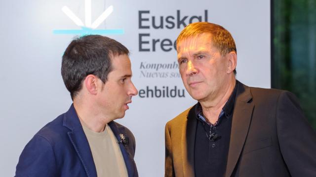 Pello Otxandiano, candidato de EH Bildu en las próximas elecciones vascas, junto a Arnaldo Otegi, líder de la formación 'abertzale', en octubre de 2022.