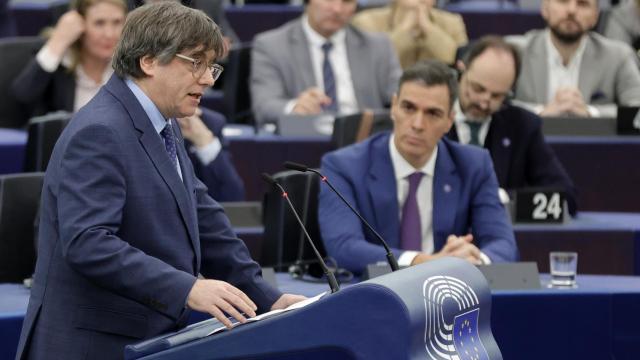 Carles Puigdemont en la tribuna del Parlamento Europeo, con el presidente Sánchez al fondo, el pasado diciembre en Estrasburgo.