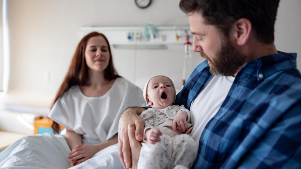 Imagen de una pareja con su hijo recién  nacido en el hospital