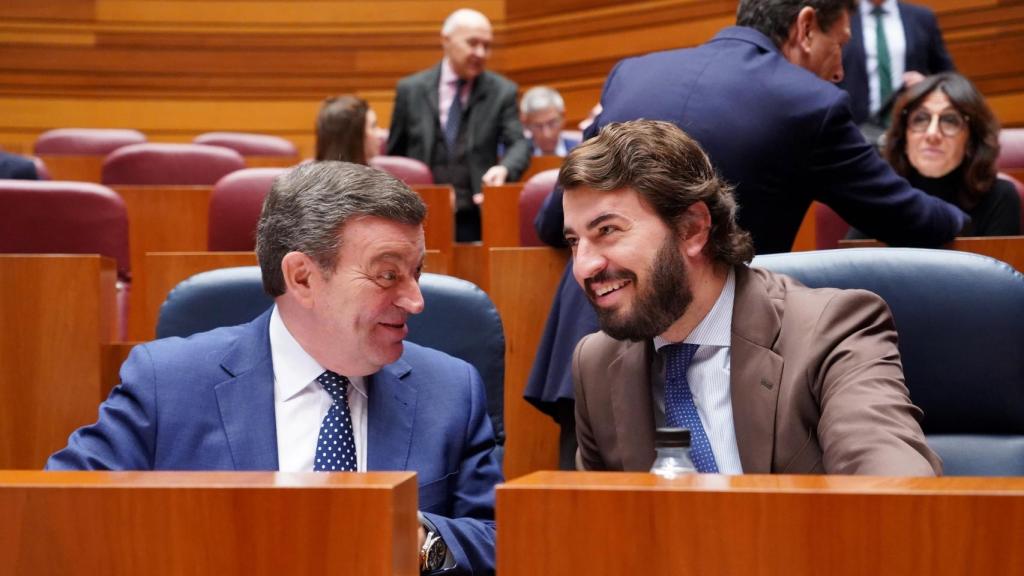 El consejero de la Presidencia, Luis Miguel González Gago, y el vicepresidente de la Junta, Juan García-Gallardo, en un pleno de las Cortes