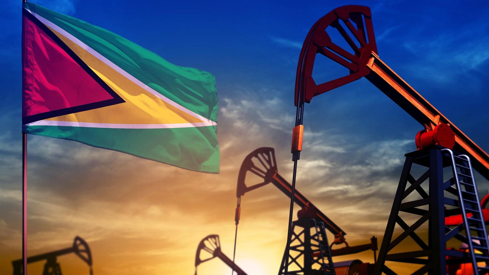 Bandera de Guyana con pozos petrolíferos.