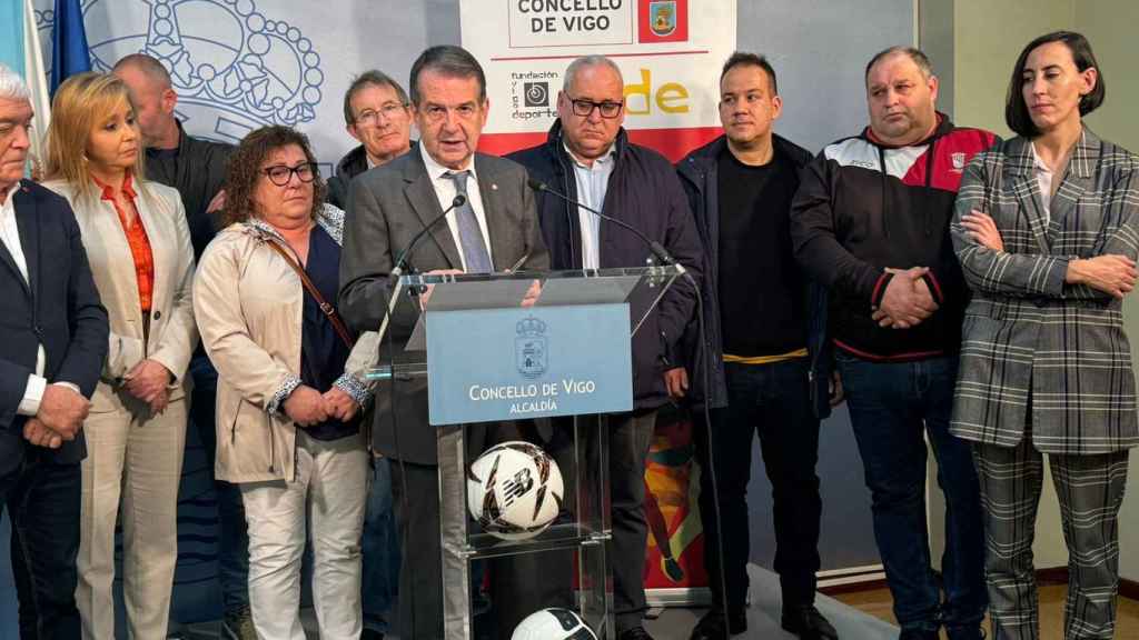 Abel Caballero se dirige a los medios durante la presentación.