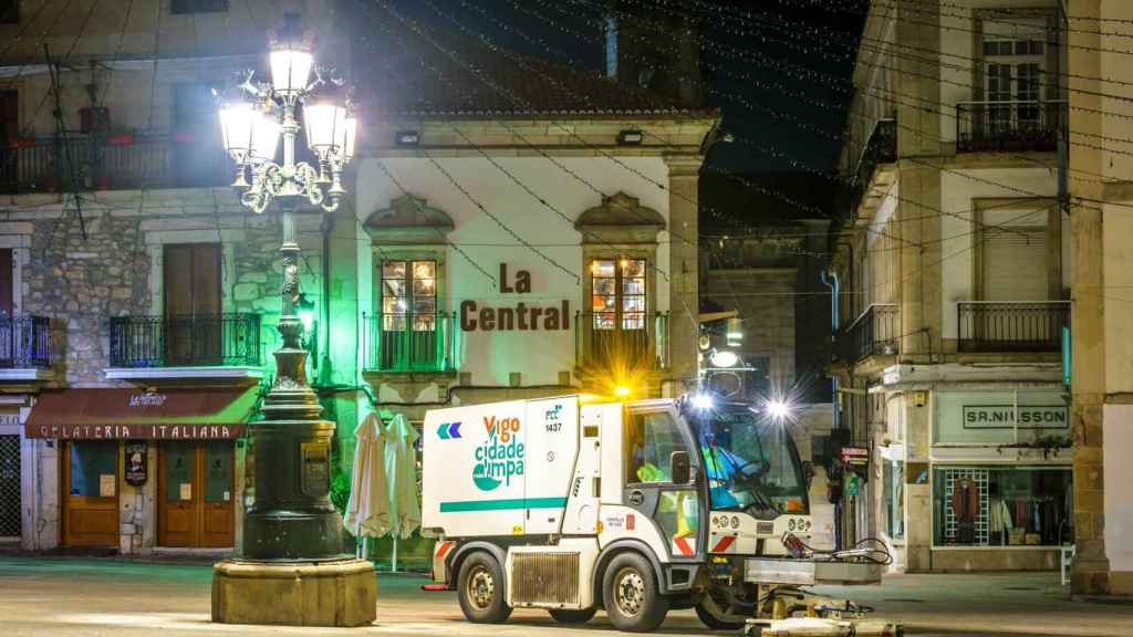 Un vehículo de FCC trabajando en Plaza de la Constitución.