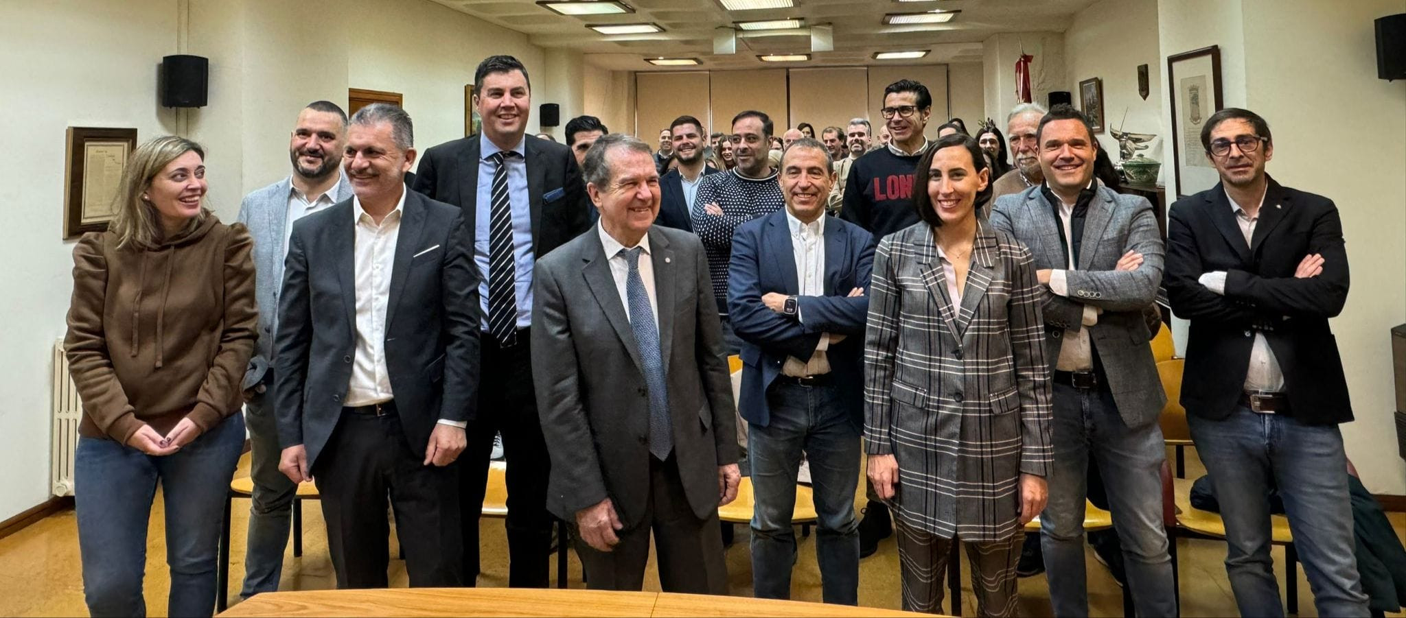 Abel Caballero junto a miembros del equipo de gobierno y representantes del tejido económico de la ciudad.