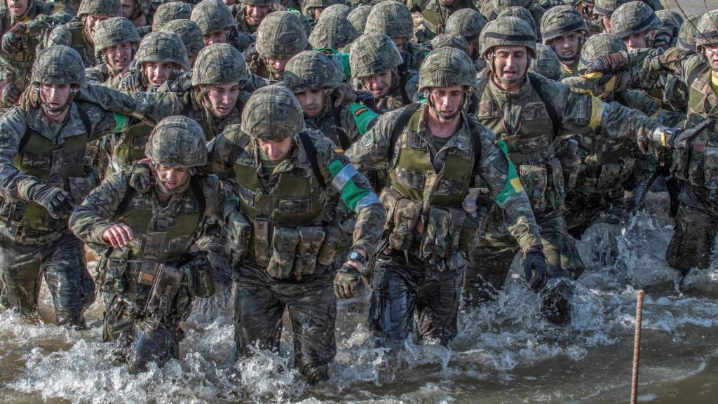 Soldados de la BRIPAC realizando un ejercicio.