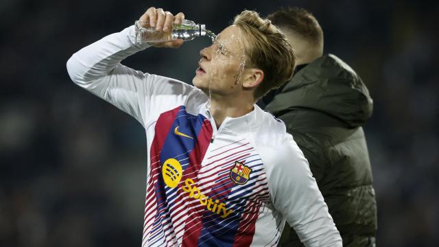 Frenkie de Jong, durante un calentamiento con el Barça.