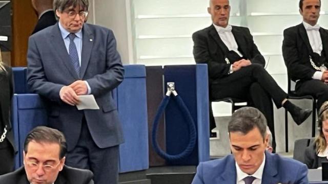 Carles Puigdemont observa a Albares y Sánchez, en una sesión del Parlamento europeo en diciembre de 2023.