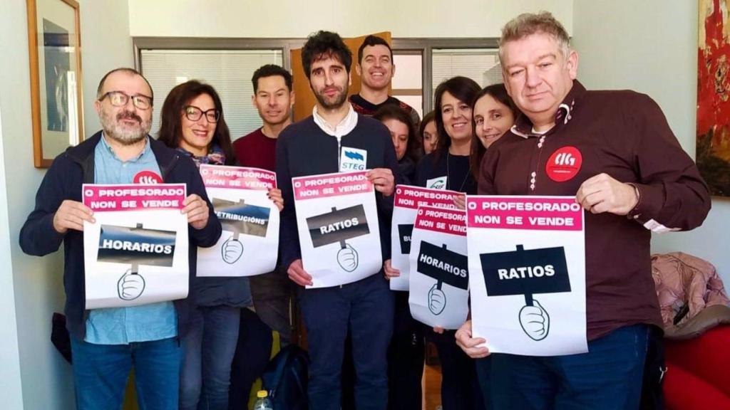 Representantes de CIG-Ensino, STEG y CSIF se vuelven a encerrar en la Consellería de Educación.