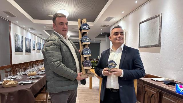 Presentación de la conserva de xouba de Rianxo fusionada con oro de 24 quilates.