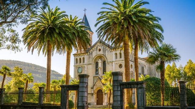 Este es el palacio de un pueblo de Asturias que impresiona a todos: es considerado el Versalles asturiano