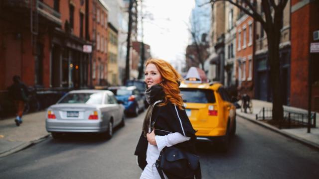 Imagen de archivo de una mujer paseando por el distrito neoyorquino.