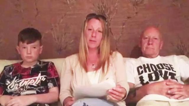 Alex Batty, sentado en un sofá con su madre Melanie y su abuelo, David.