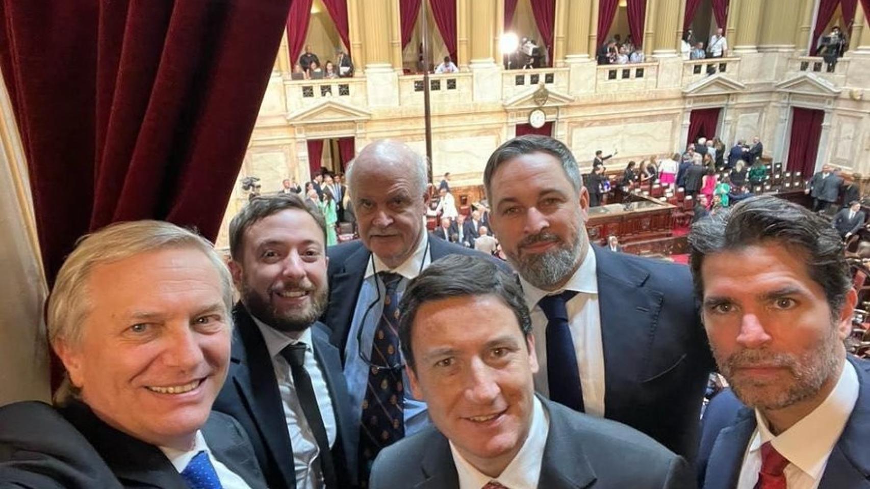 Santiago Abascal junto al expresidente de Atlas Network, Alex Chaufen (a su derecha), en Buenos Aires el pasado 10 de diciembre.