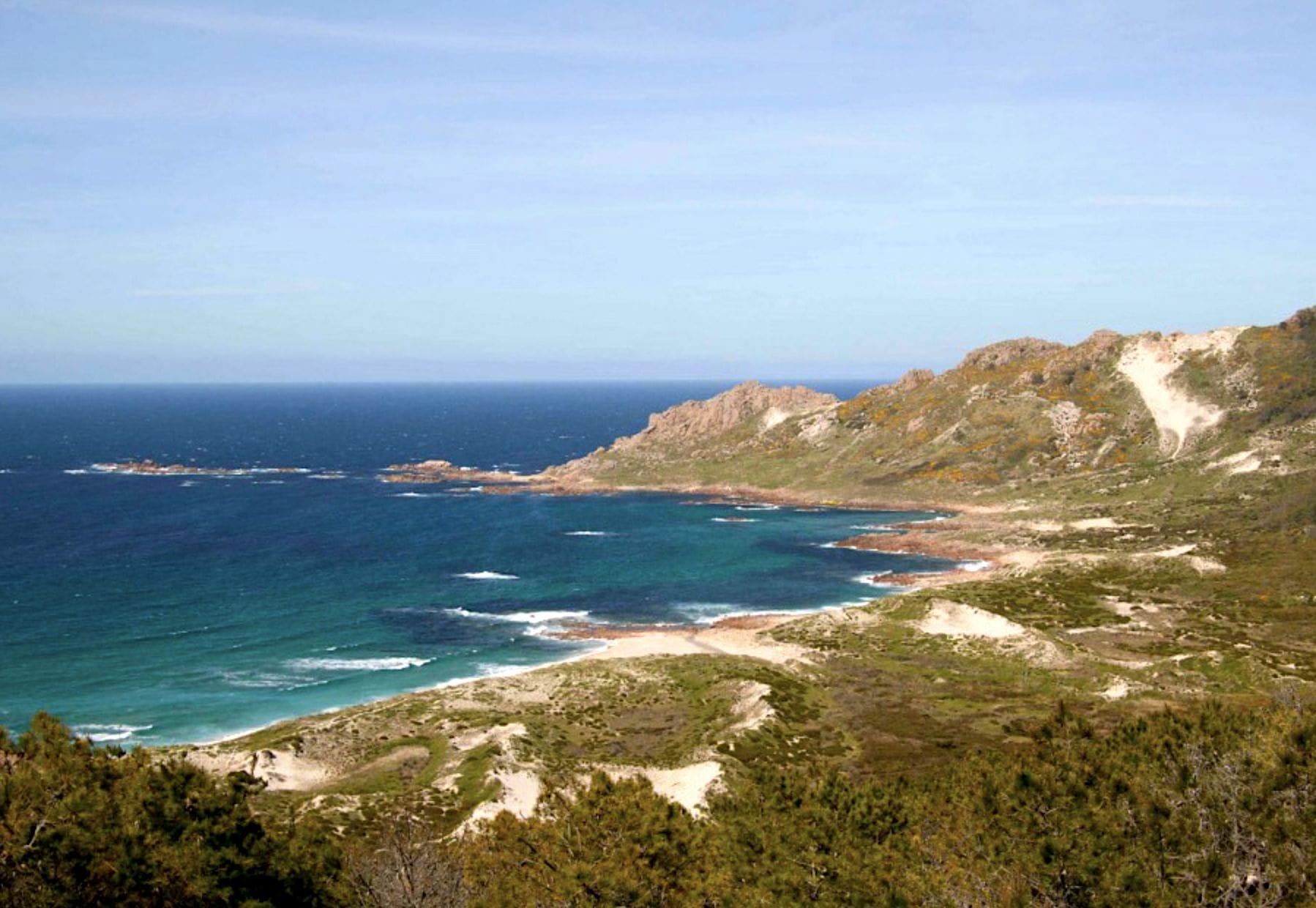 Vista general de la costa de Camariñas con la duna rampante al fondo. Foto: Turismo de Camariñas
