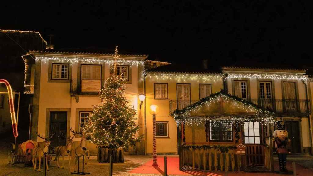 Vilanova de Cerveira decorada por Navidad.