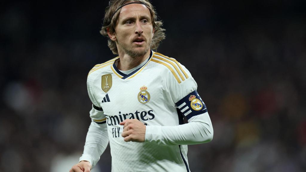 Luka Modric realizando una carrera durante el partido.