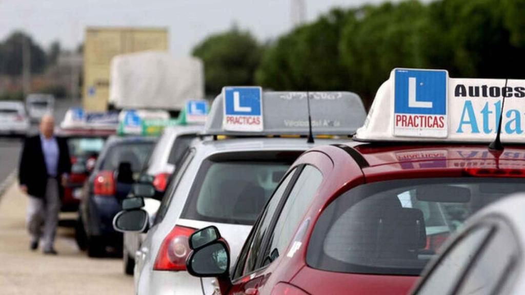 Coches de autoescuela en una imagen de archivo
