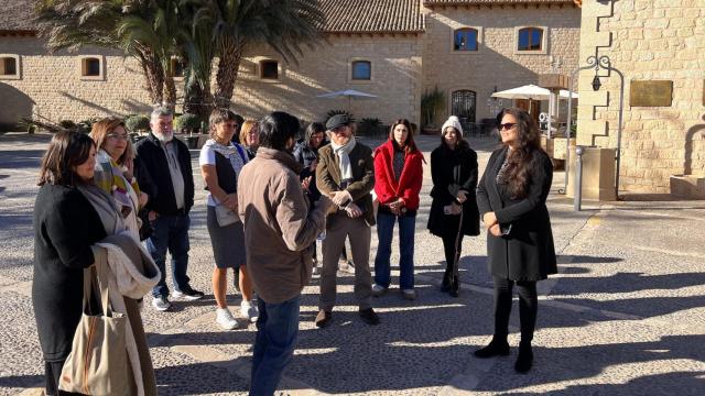 Astrid Robinson, autora del video, durante una visita guiada por Hondón de Las Nieves.