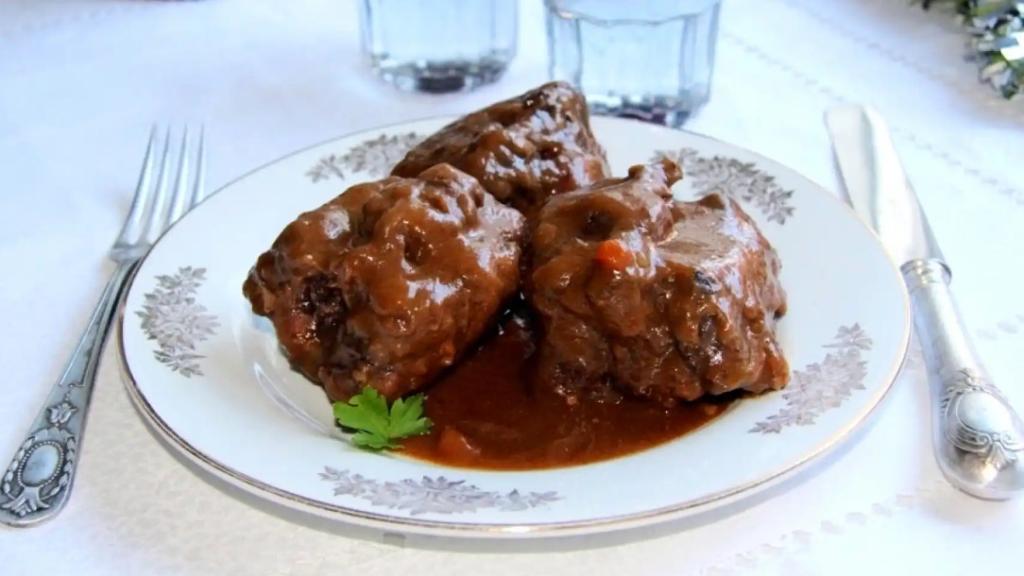 Rabo de ternera guisado al vino tinto: un plato sabroso para preparar en olla exprés.