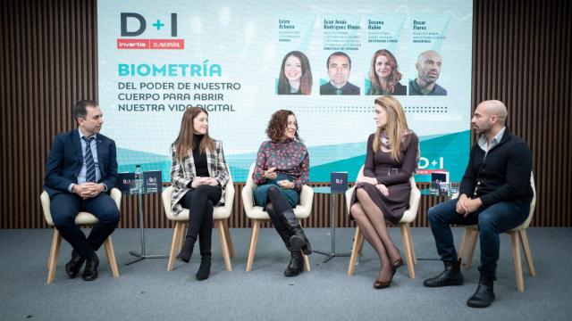 De izquierda a derecha: Juan Jesús Rodríguez Olmos, jefe de Área Schengen y Aplicaciones para la Seguridad en el Ministerio del Interior; Leire Arbona, directora de Legal y Cumplimiento en Veridas; Noelia Hernández, redactora jefa de D+I; Susana Rubio, directora de Pagos Digitales e Innovación en Mastercard España; y Oscar Flores, director de la unidad de ventas de España y Latinoamérica de Innovatrics.