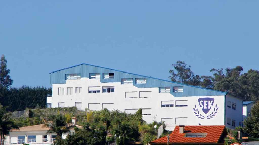 Fachada del colegio Sek International en Poio.