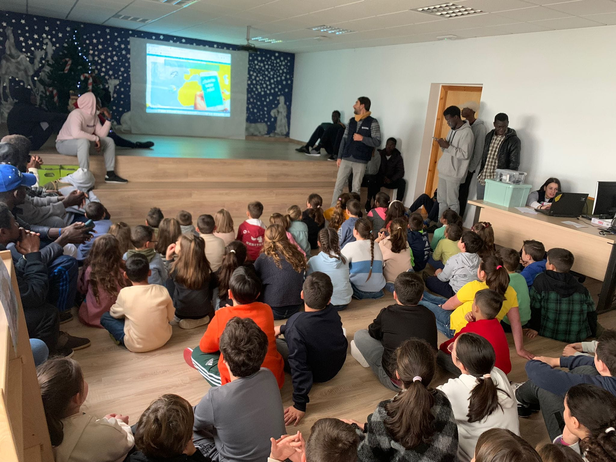 El alumnado escucha con atención las explicaciones del colectivo en un momento de la jornada.