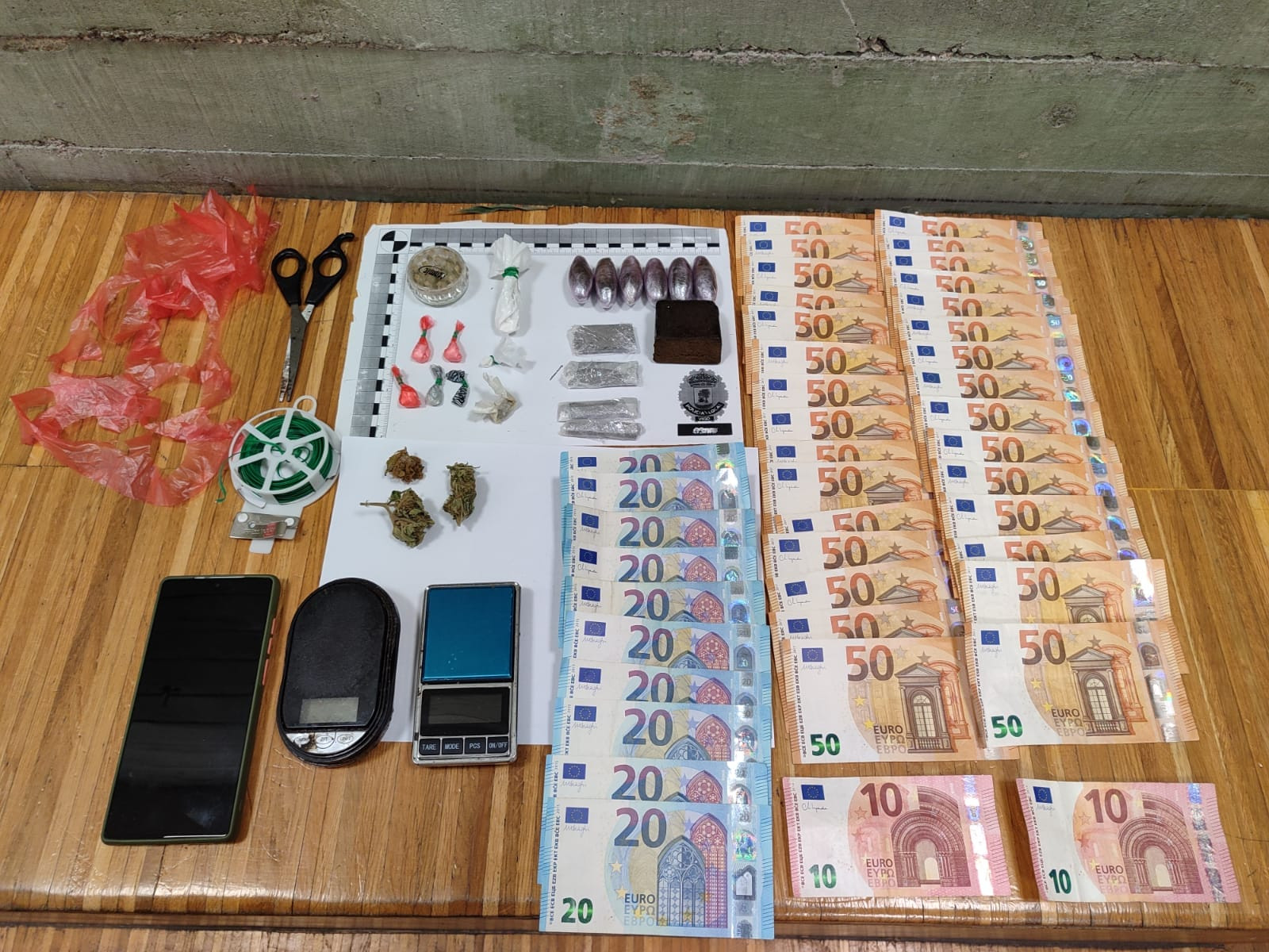 El dinero y los elementos incautados. Foto: Policía Local