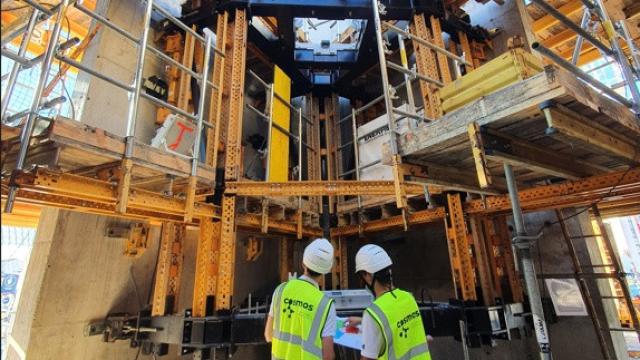 El dispositivo recopila datos de los sensores y los transmite en intervalos de 30 minutos a un punto de acceso, que actúa como 'router'. La información se envía a los servidores de Cosmos Engineering, donde se procesa y se presenta en la aplicación disponible en cualquier dispositivo con acceso a internet.