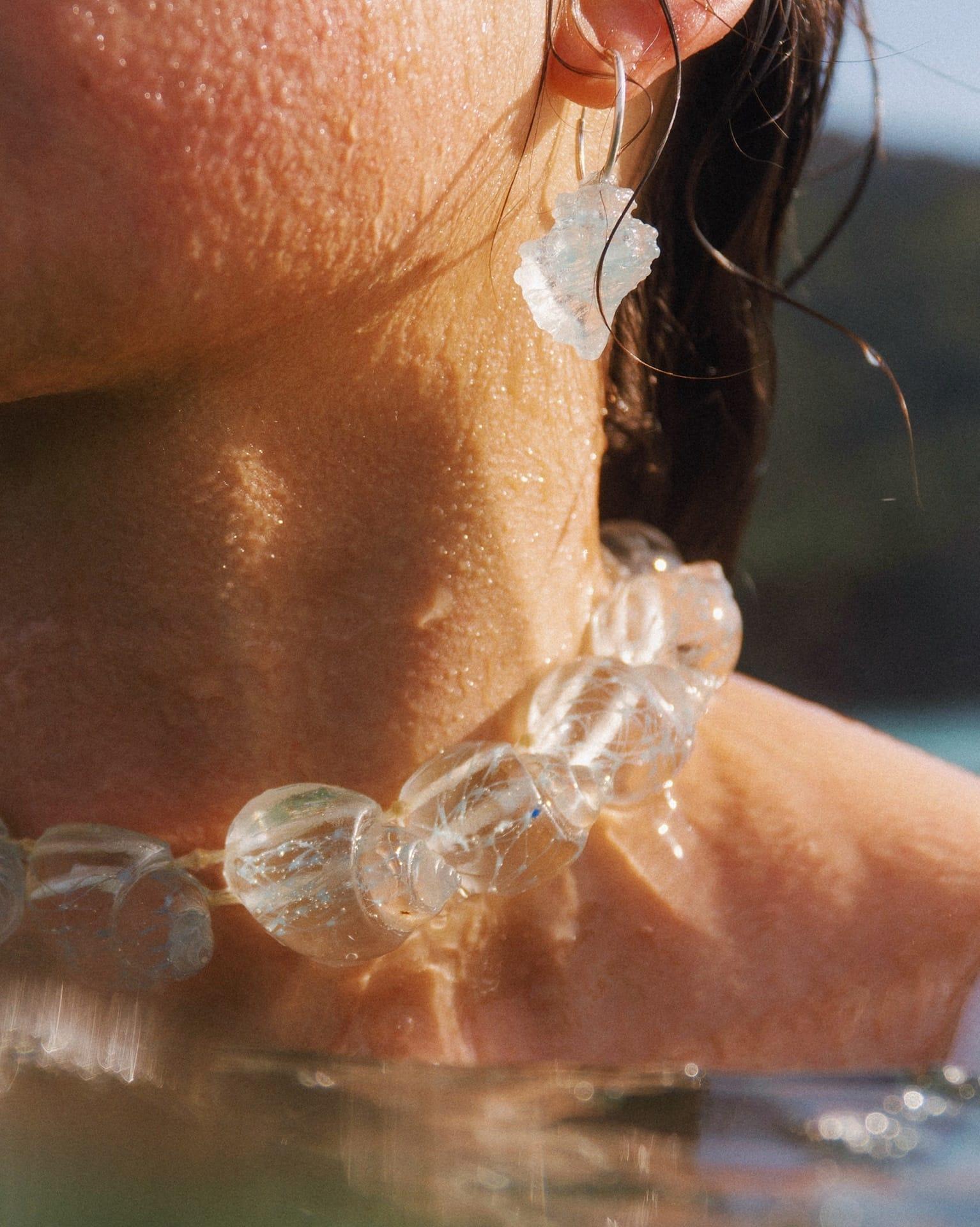 Colgante y pendientes de Lixo Atelier (Anxo Beiro).