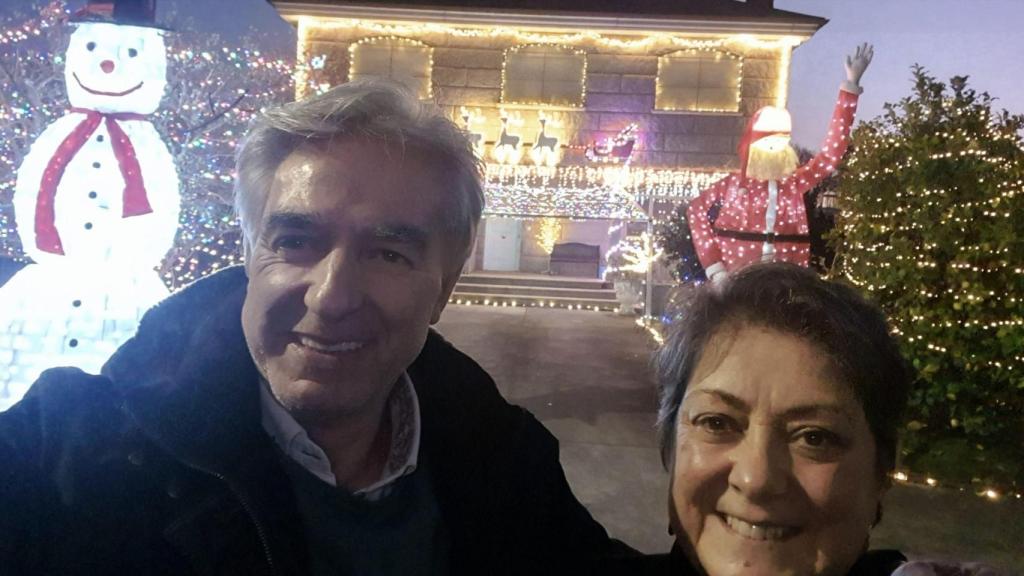 Nano y Charo frente a su casa.